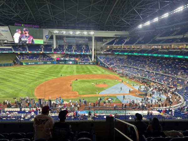 LoanDepot Park, section: 221, row: 7, seat: 1