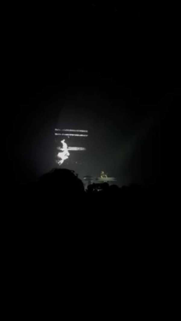 Accor Arena, section: Fosse debout, row: Environ 20eme rang, seat: gauche