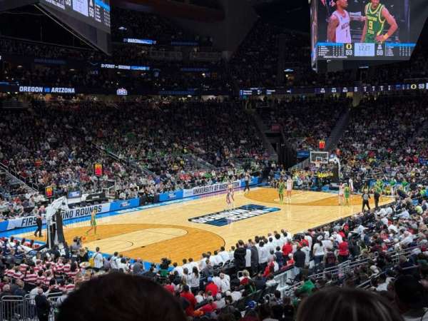 Climate Pledge Arena, section: 04, row: V, seat: 21