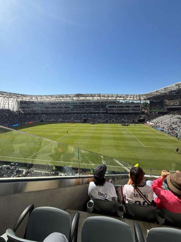 BMO Stadium, section: 211, row: F, seat: 4