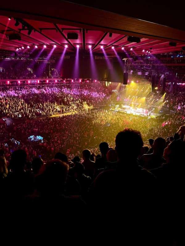 Madison Square Garden, section: 208, row: 10, seat: 14