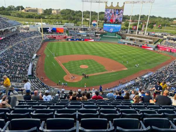Kauffman Stadium, section: 423, row: DD, seat: 8