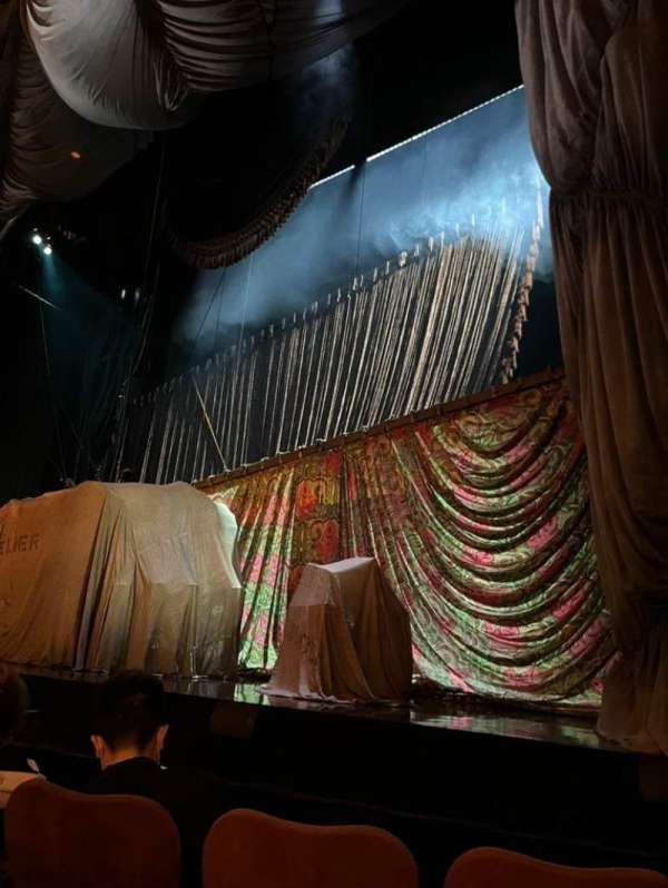 Majestic Theatre, section: Orchestra R, row: A, seat: 10