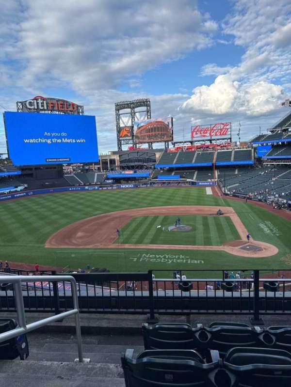Citi Field, section: 324, row: 4, seat: 12