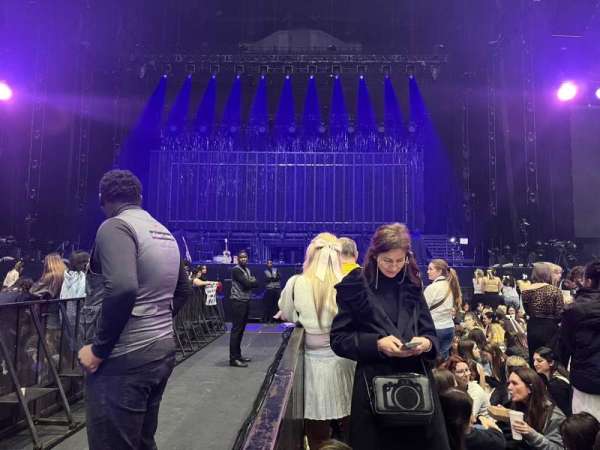 Accor Arena, section: Fosse, row: Vip2, seat: Barricades