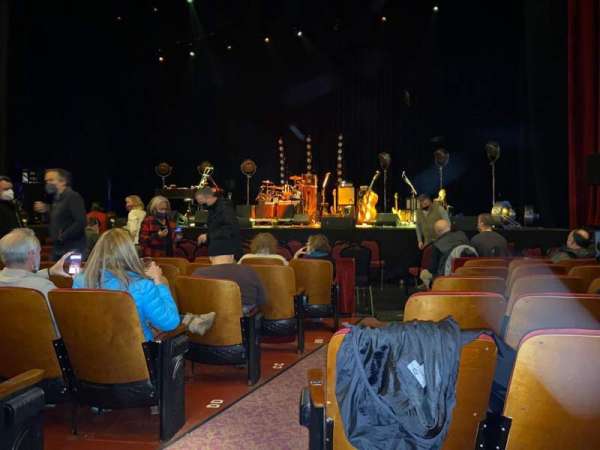 Chicago Theatre, section: MNFL3R, row: GG, seat: 304