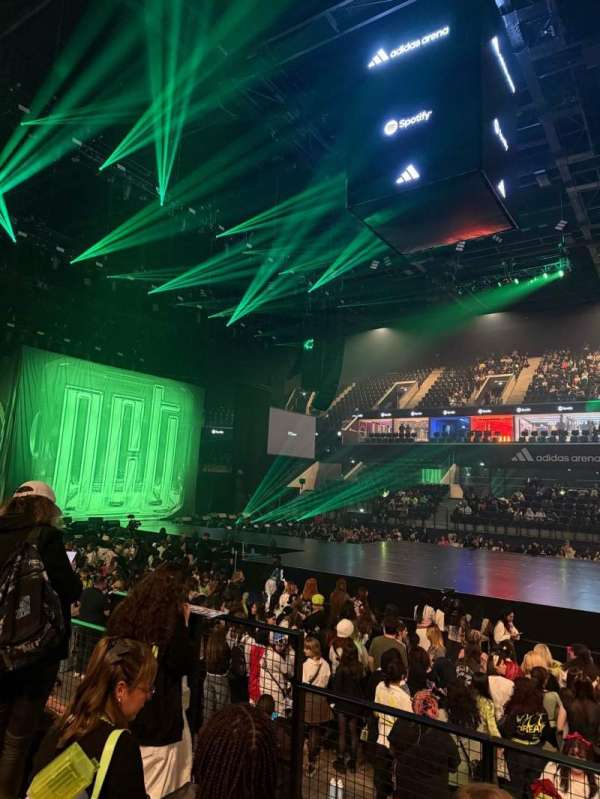 Adidas Arena, section: Gradin H, row: 8, seat: 3