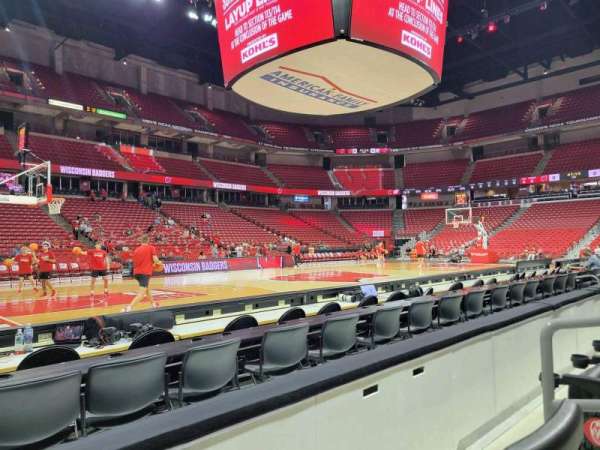 Kohl Center, section: 110, row: ee, seat: 3