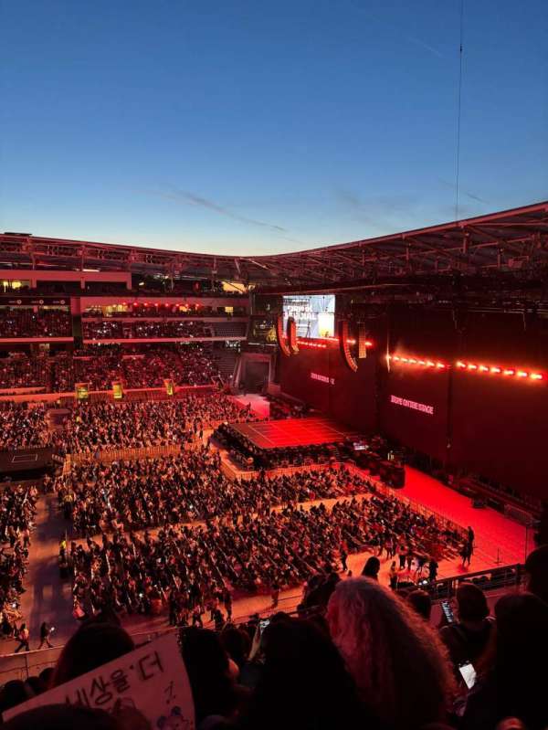 BMO Stadium, section: 211, row: P, seat: 9