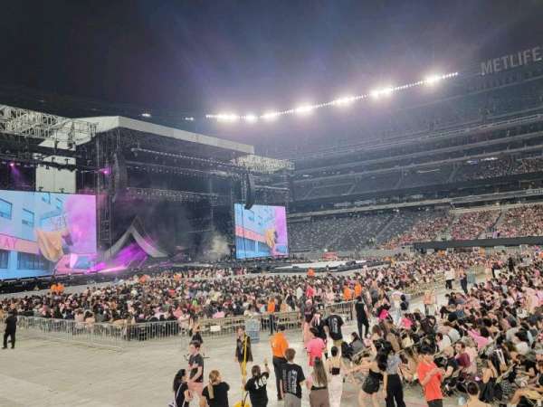MetLife Stadium, section: 137, row: 6, seat: 13