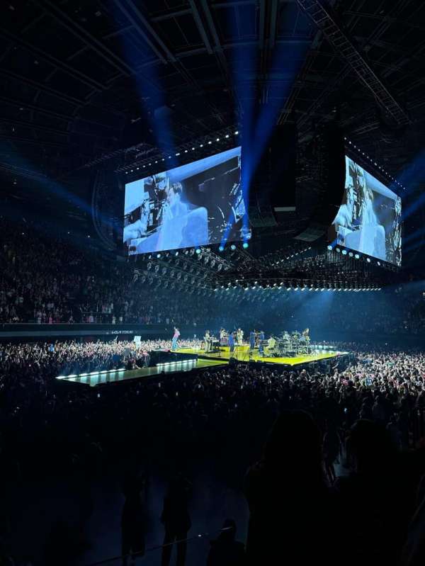 Kia Forum, section: 123, row: 3, seat: 8
