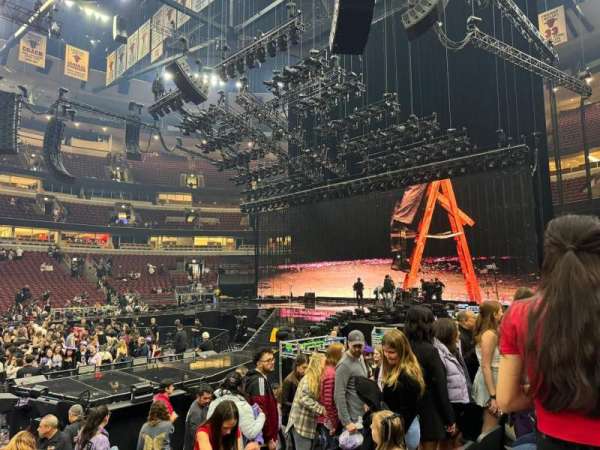 United Center, section: 122, row: 8, seat: 8