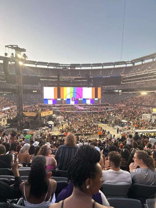 MetLife Stadium, section: 128, row: 28, seat: 19