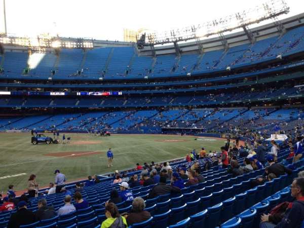 Rogers Centre, section: 129L, row: 19, seat: 104
