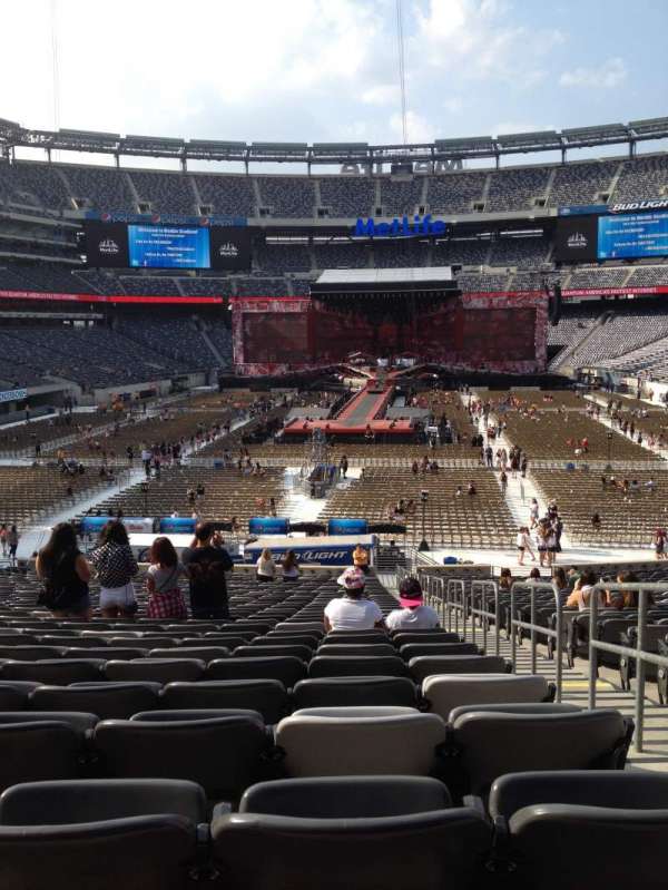 MetLife Stadium, section: 124, row: 34, seat: 2