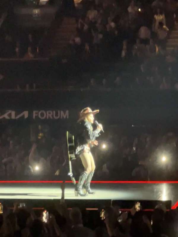 Kia Forum, section: 130, row: 1, seat: 2