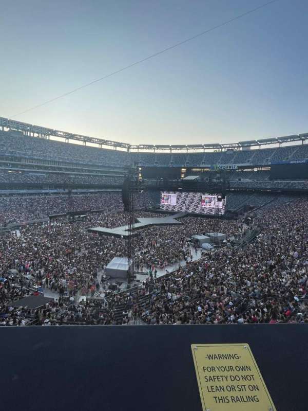 MetLife Stadium, section: 221a, row: 1, seat: 4