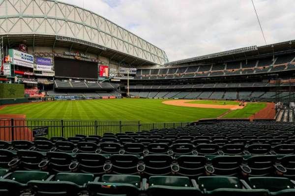 Daikin Park, section: 106, row: 18, seat: 9