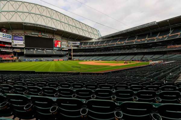 Daikin Park, section: 107, row: 18, seat: 9