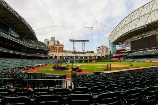 Daikin Park, section: 122, row: 17, seat: 5