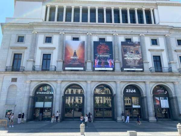 Teatro Real, section: Facade