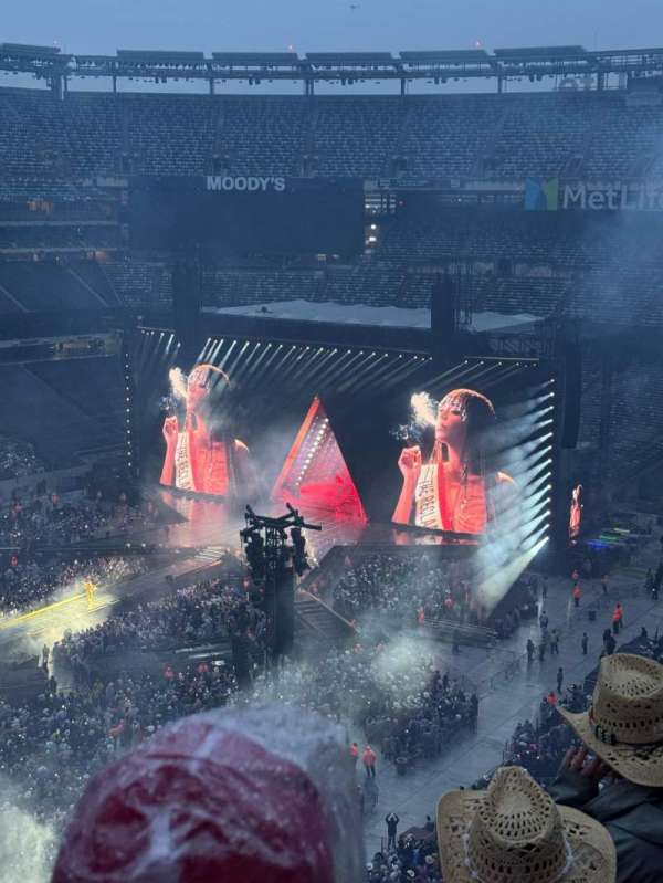 MetLife Stadium, section: 319, row: 3, seat: 20