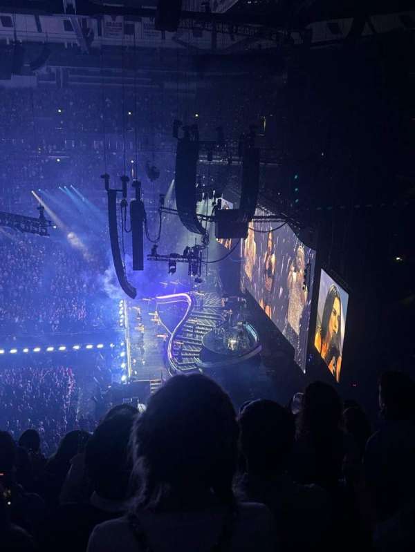 United Center, section: 333, row: 6, seat: 4