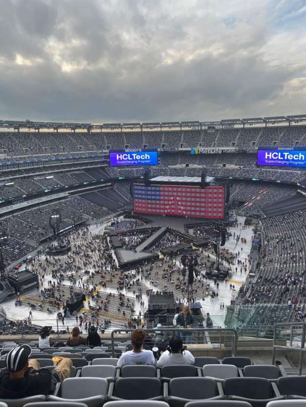 MetLife Stadium, section: 323, row: 17, seat: 4