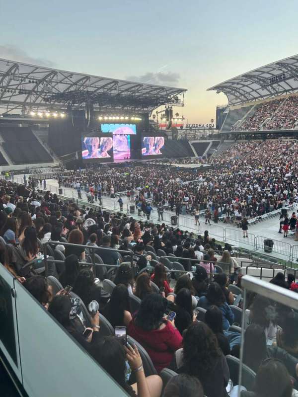 BMO Stadium, section: 129, row: R, seat: 12