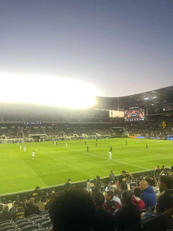 BMO Stadium, section: 115, row: R, seat: 12