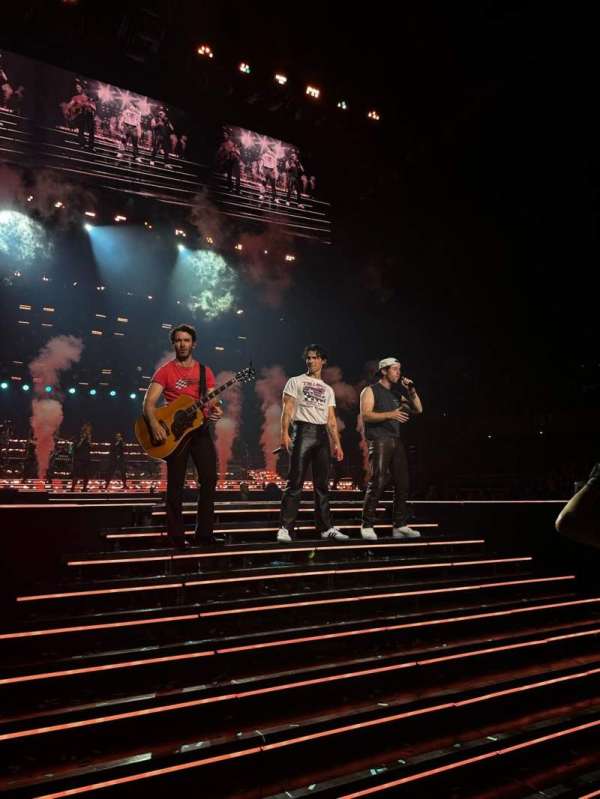Spokane Arena, section: FRONT R, row: H, seat: 3