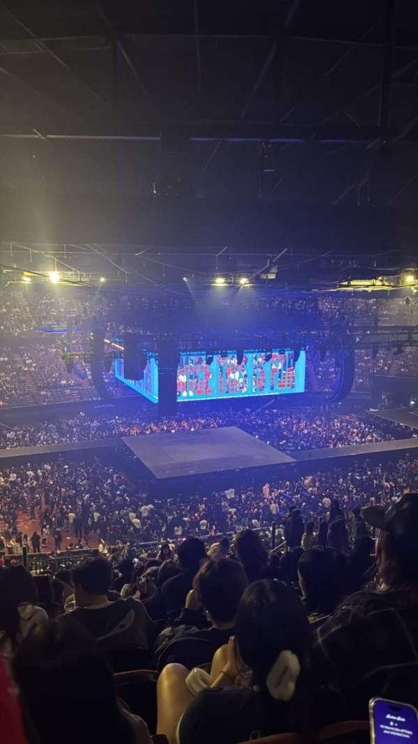 Kia Forum, section: 207, row: 17, seat: 5