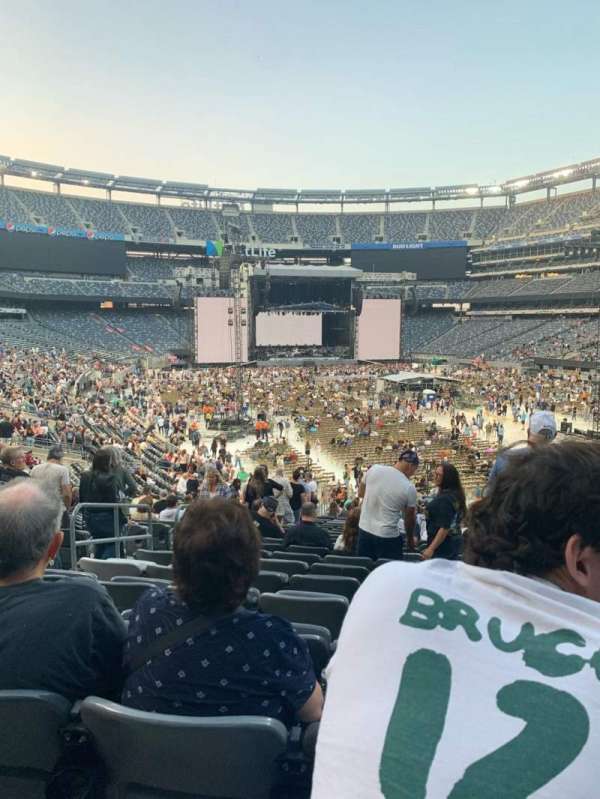 MetLife Stadium, section: 129, row: 33, seat: 27