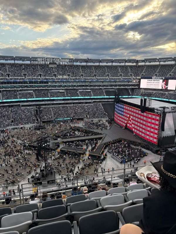 MetLife Stadium, section: 315, row: 9, seat: 8
