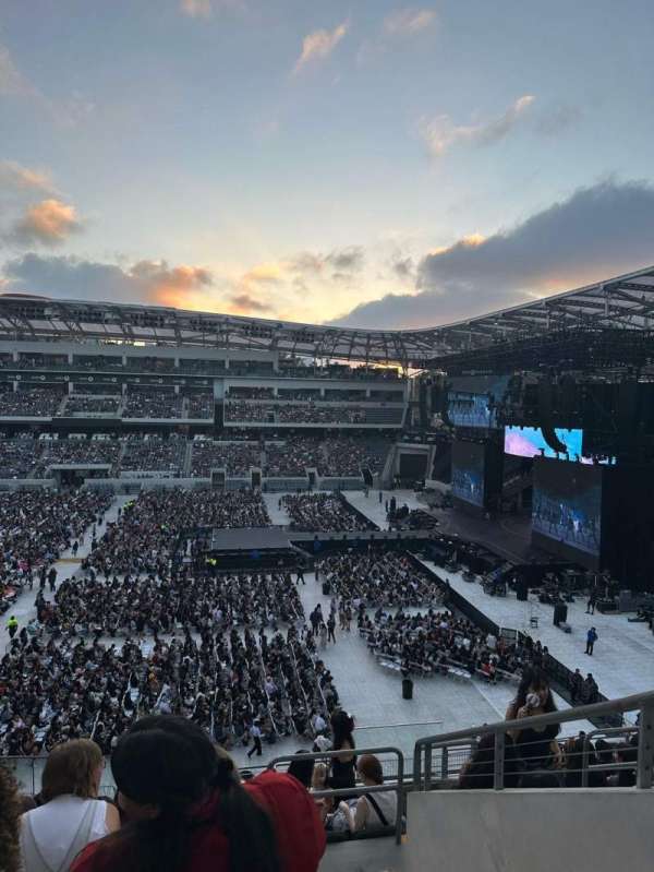 BMO Stadium, section: 211, row: J, seat: 1