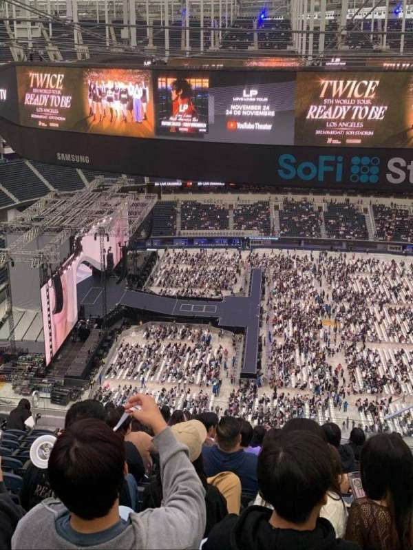 SoFi Stadium, section: 513, row: 13, seat: 10