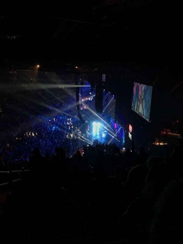 Kia Forum, section: 211, row: 17, seat: 1