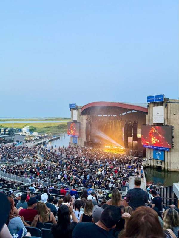 Jones Beach Theater, section: 201, row: R, seat: 3