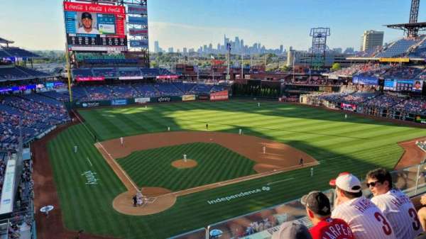 Citizens Bank Park, section: 318, row: 3, seat: 12
