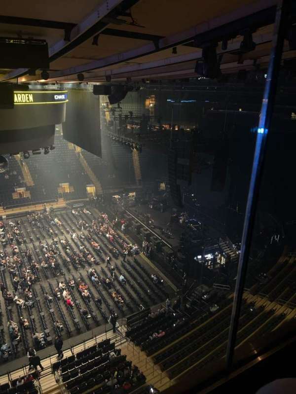 Madison Square Garden, section: 313, row: 1, seat: 8