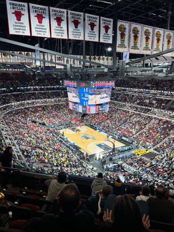 United Center, section: 329, row: 14, seat: 17