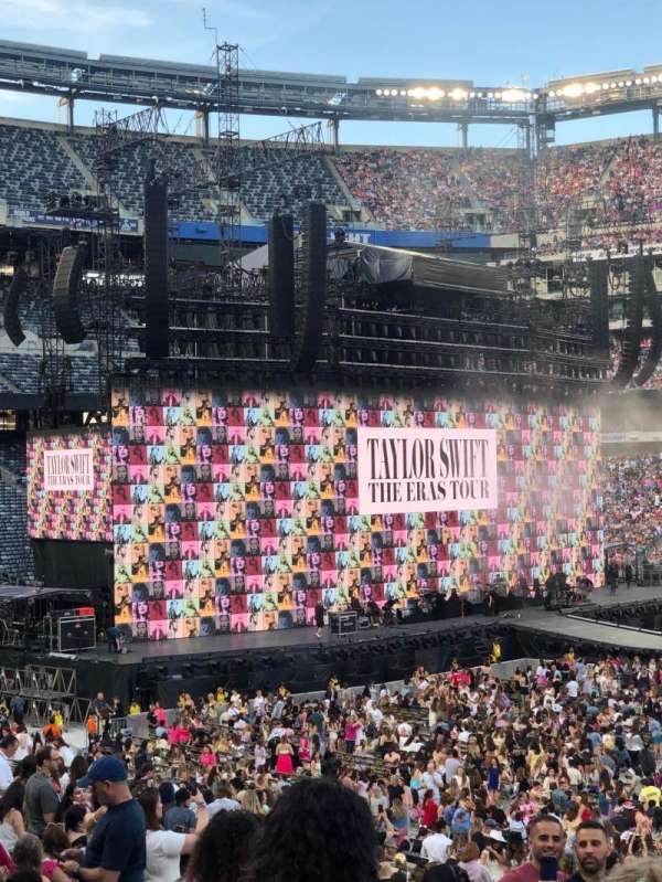 MetLife Stadium, section: 137, row: 30, seat: 27