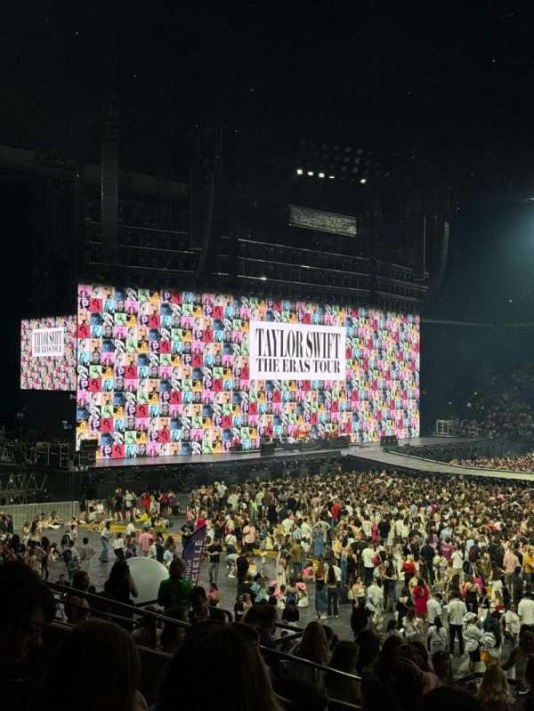 Paris La Défense Arena, section: 104, row: 25, seat: 33