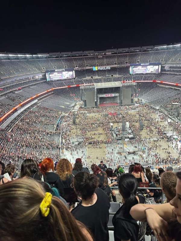 MetLife Stadium, section: 327, row: 17, seat: 24