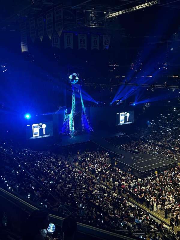 Capital One Arena, section: 404, row: D, seat: 8