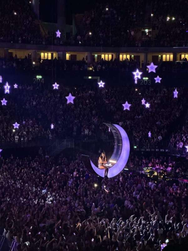 Uber Arena, section: 216, row: 21, seat: 6