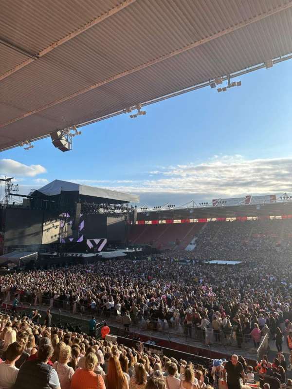 St Mary's Stadium, section: 5, row: W, seat: 124