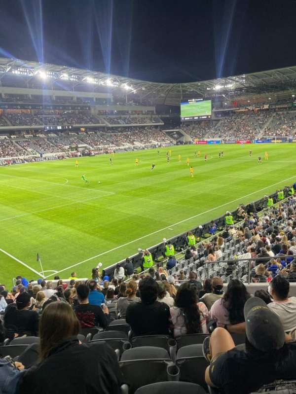 BMO Stadium, section: 118, row: Q, seat: 17