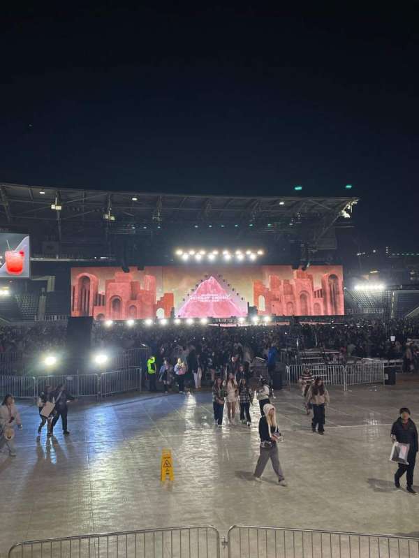 BMO Stadium, section: 124, row: F, seat: 13