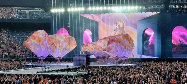 MetLife Stadium, section: 123, row: 7, seat: 15
